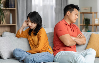 Chồng nói tôi liều lĩnh khi cho con đi học bằng xe điện