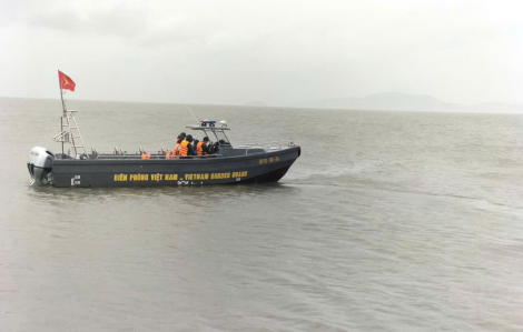 Căng thẳng cuộc đua với bão số 10, đưa bệnh nhân từ đảo về đất liền mổ cấp cứu