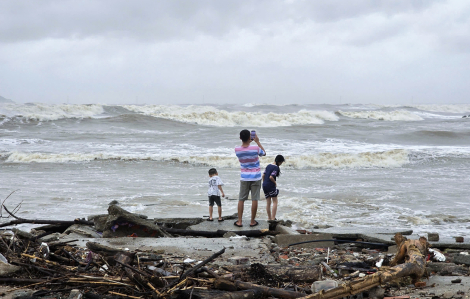 Du khách bất chấp nguy hiểm chơi đùa với sóng cuồn cuộn trước ngày bão về