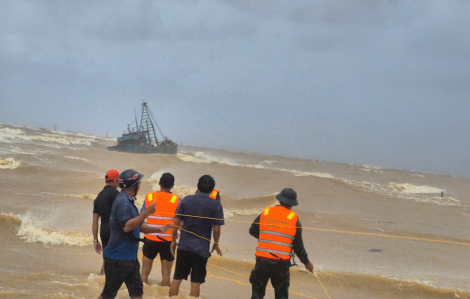 Cứu 2 tàu cá gặp nạn trên đường vào trú bão số 10