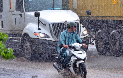 "Lạnh gáy" khi len lỏi giữa hàng xe container trên đường Nguyễn Duy Trinh
