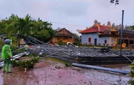 Nhà cửa, trường học tốc mái do ảnh hưởng của bão số 10