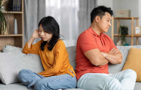 Chồng nói tôi liều lĩnh khi cho con đi học bằng xe điện