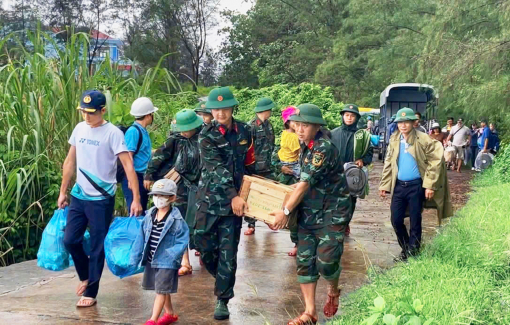 Miền Trung oằn mình chống bão Bualoi