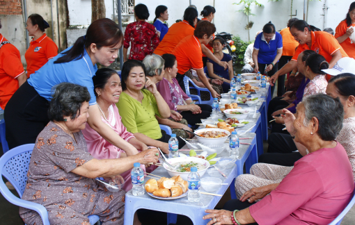 Những suất ăn dinh dưỡng ấm lòng người cao tuổi