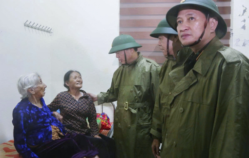 Phó thủ tướng Trần Hồng Hà thăm người dân vùng bị ảnh hưởng bão