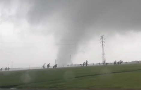 6 người tử vong sau trận giông lốc ở Ninh Bình; phát hiện tàu gặp nạn trên sông Gianh