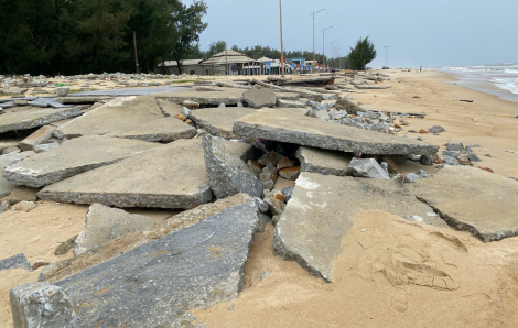 Bãi tắm Thuận An TP Huế "nát như tương" sau bão Bualoi