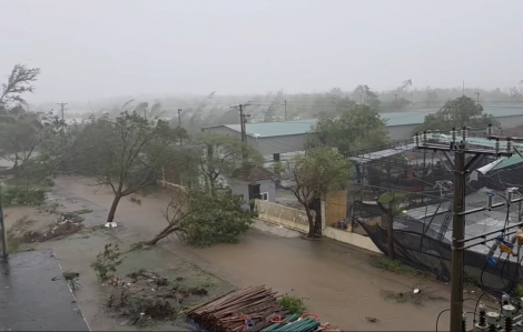 Bão số 10 suy yếu nhưng tác động vẫn rất mạnh