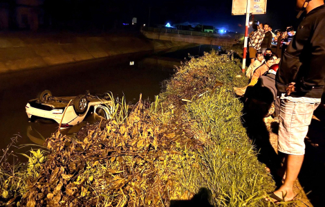 Nửa đêm phát hiện xe ô tô nằm ngửa bụng dưới mương thuỷ lợi, 1 người tử vong