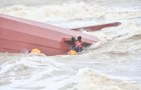 2 tàu cá bị bão nhấn chìm, 9 thuyền viên mất tích