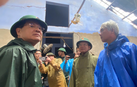 TP Huế:  Khẩn trương cứu hộ tàu cá bị chìm, giúp dân phục hậu quả bão số 10