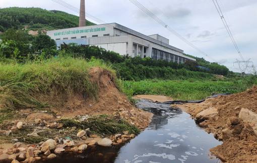 Kinh hãi nhìn dòng nước thải đen ngòm xả từ nhà máy xử lý rác thải Bắc Quảng Nam