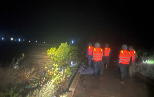 Quảng Trị: Tàu cá đang đậu thì bị đứt neo, 9 thuyền viên mất tích