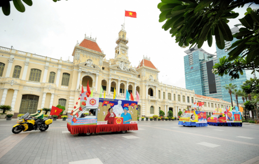 Diễu hành xe hoa chào mừng Đại hội đại biểu Đảng bộ TPHCM lần I