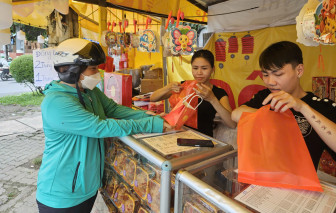 Bánh trung thu bán chạy qua kênh online, siêu thị