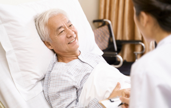 Cha già bỗng thích… nằm viện