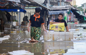 Tiểu thương chợ lớn nhất Nghệ An “bơi” trong lũ cứu tài sản