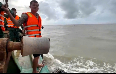Cà Mau: Tàu cá bị chìm do phá nước, ngư dân trôi dạt trên biển