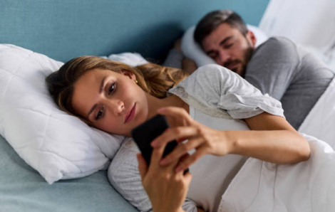 Có chồng vẫn nhắn tin cho người yêu cũ