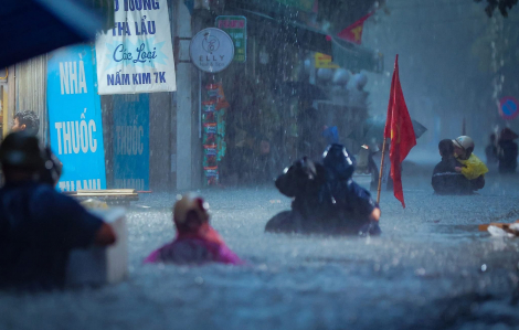 Hà Nội: Nước ngập tới ngực, người dân loay hoay xoay xở để đón con, về nhà