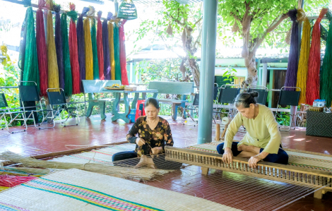 Làng nghề trăm tuổi níu giữ sinh kế cho chị em phụ nữ