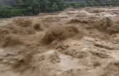 Lũ bao vây nhiều nơi sau khi bão đi qua