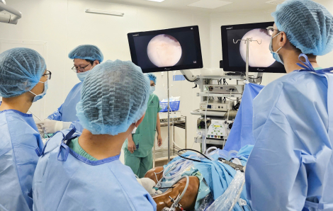 Người đàn ông được điều trị thoái hóa khớp bằng "keo tự thân"