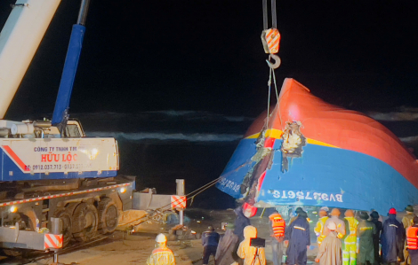 Quảng Trị: Phát hiện 2 thi thể trên tàu cá gặp nạn trôi dạt vào bờ biển xã Bắc Trạch