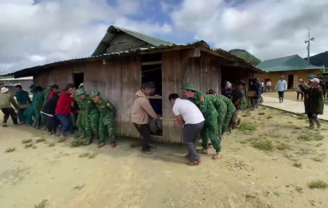 Bộ đội khiêng cả căn nhà giúp dân tránh sạt lở