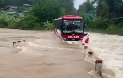 Xe khách chở 15 người bị mắc giữa dòng nước lũ