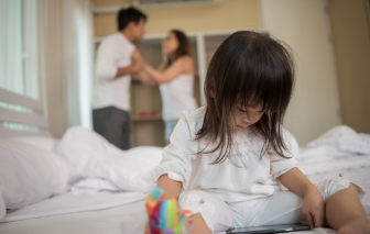 Dùng con để gọi chồng về ăn cơm: Các mẹ đang thao túng tâm lý trẻ!