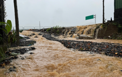 Chủ đầu tư cao tốc Hoà Liên - Tuý Loan nói gì về thác nước chảy tràn vào nhà dân trong bão số 10?