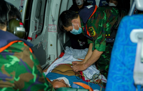 Dù mưa bão, trực thăng vẫn bay xuyên đêm đưa 3 bệnh nhân từ Trường Sa về đất liền cấp cứu