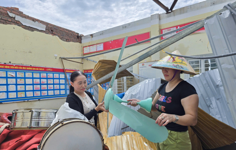 Giáo viên Nghệ An nỗ lực dọn dẹp trường lớp để đón học sinh sau bão Bualoi