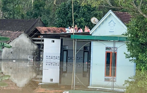 Lũ dâng cao gần 8m, người dân Nghệ An lên nóc nhà chờ cứu hộ