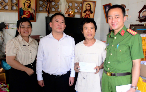 Bí thư Đảng ủy phường Bà Rịa tặng quà cho các hộ dân có hoàn cảnh khó khăn