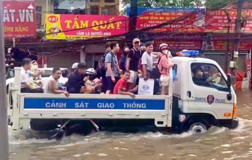 Hà Nội: Cảnh sát dùng xe chuyên dụng chở người dân vượt điểm ngập