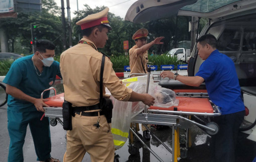 CSGT Hà Nội nhường áo mưa, đưa bệnh nhi qua điểm ngập lụt chuyển viện cấp cứu