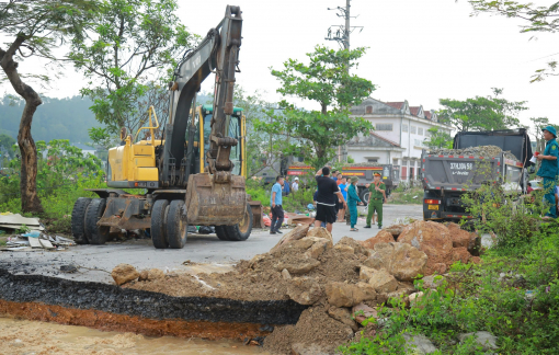 Hàng trăm người nỗ lực vá bờ sông Vinh ngăn nước lũ