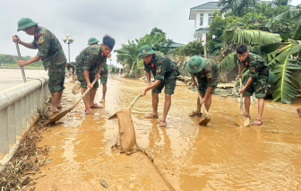 Bộ đội giúp dân dọn dẹp ngay sau khi lũ rút tại Lào Cai