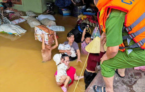 Bão tan, người dân Nghệ An lại tất tả chạy lũ