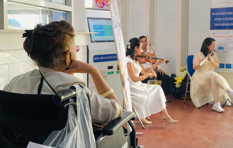 Bệnh nhân người nước ngoài thích thú với tiếng đàn trong khuôn viên bệnh viện