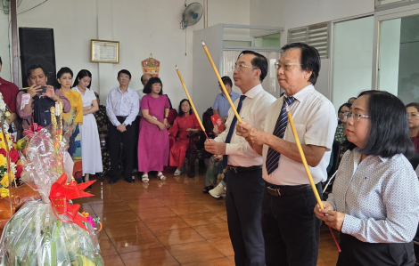 Hội Sân khấu TPHCM dành tiền phụng cúng giỗ Tổ ủng hộ đồng bào chịu ảnh hưởng bởi bão số 10