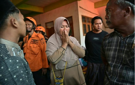 Nỗi tuyệt vọng khi 59 học sinh còn mắc kẹt bên dưới trường học bị sập ở Indonesia