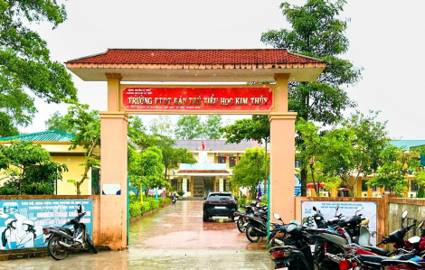 Đình chỉ phó hiệu trưởng tại trường có 40 học sinh nhập viện sau bữa ăn sáng