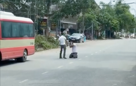 Tài xế xe buýt quỳ giữa đường van xin vẫn bị đánh