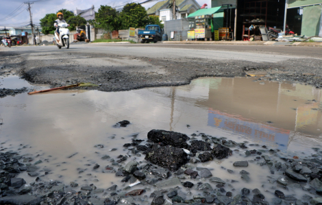 TPHCM: Người dân khổ sở vì đường thi công ì ạch, nhiều “bẫy tử thần”