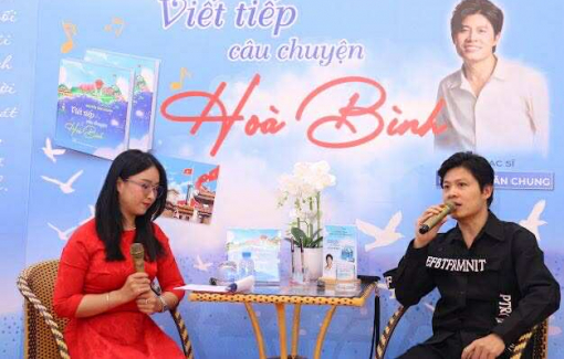 Nhạc sĩ Nguyễn Văn Chung chuyển hòa bình từ nốt nhạc sang trang sách