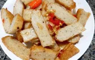 Chả cá kho và giá hành xào mướp, hương vị đậm mùi quê